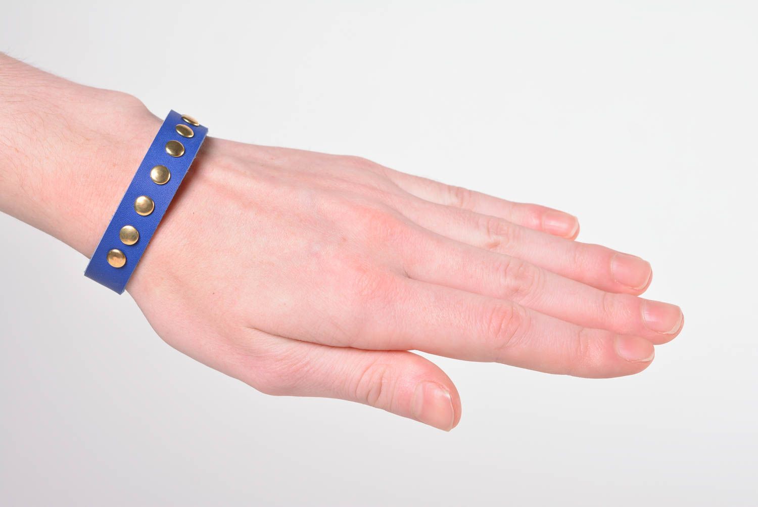Кожаный браслет ручной работы браслет на руку украшение из кожи синего цвета фото 2