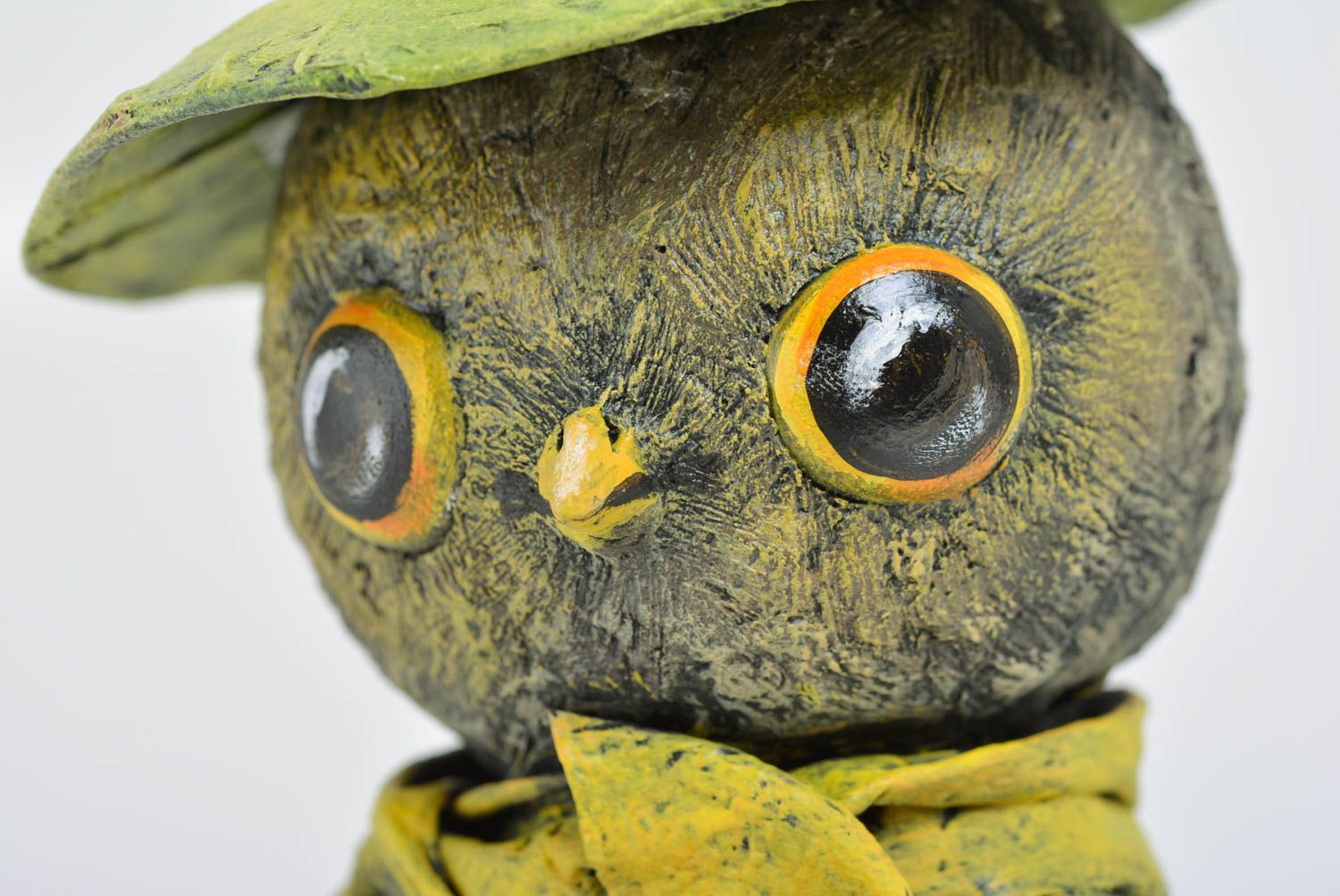 Авторская статуэтка из паперклея сова на подставке ручной работы салатовая фото 2