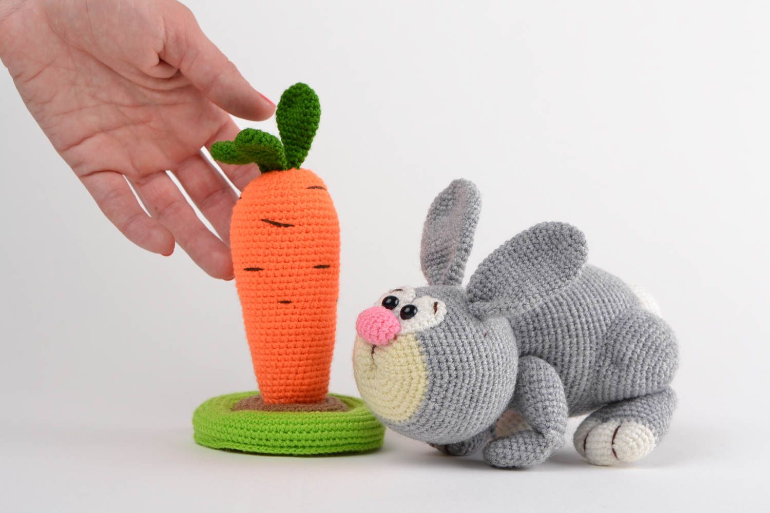 Мягкие вязаные игрушки ручной работы серый зайка с морковкой для детей 2 штуки фото 2
