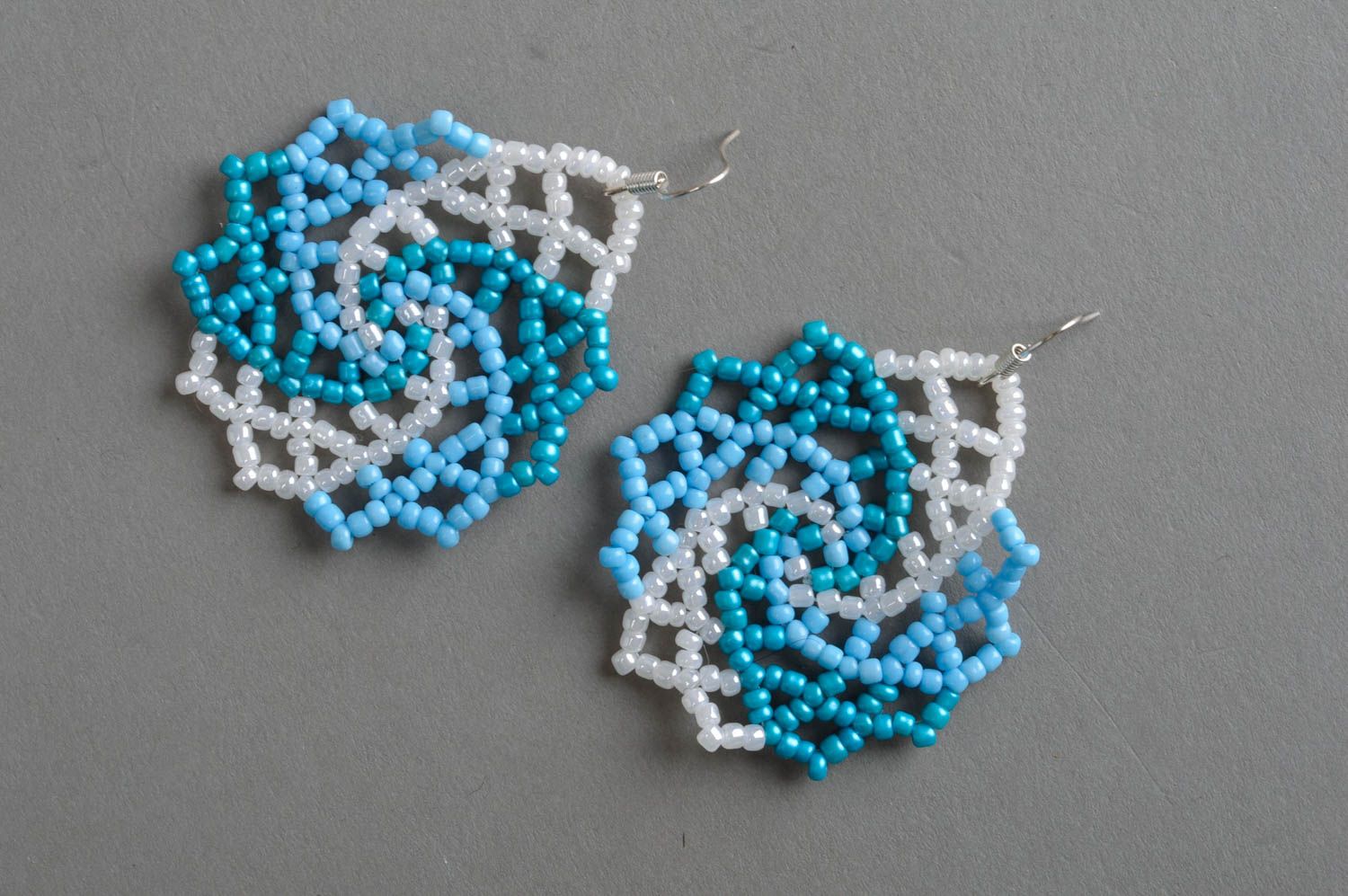 Boucles d'oreilles rondes ajourées en perles de rocaille bleu blanc faites main photo 2