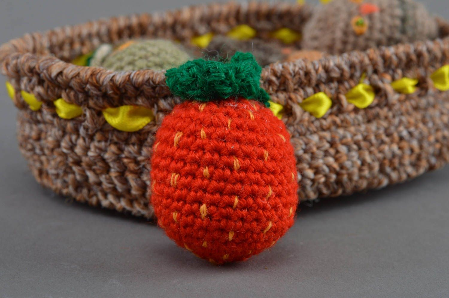 Juguete de peluche tejido pequeño hecho a mano para niño fresa para decoración foto 1