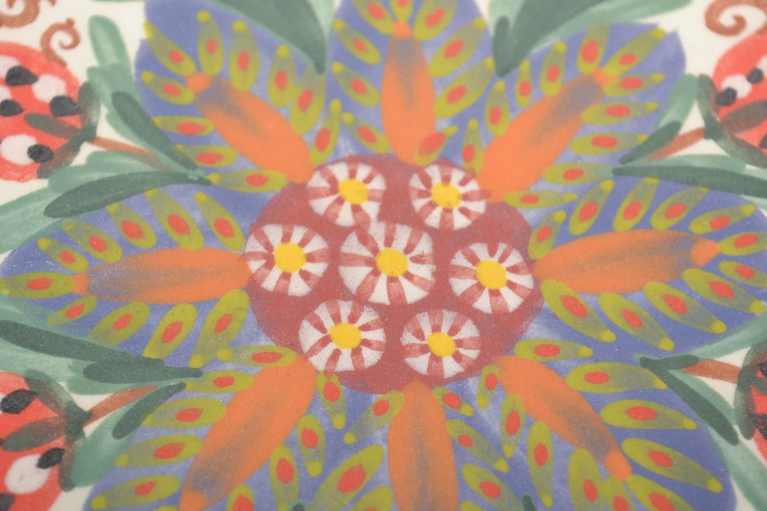 Керамическая плитка расписанная ангобами хэнд мэйд с изображением цветка фото 3