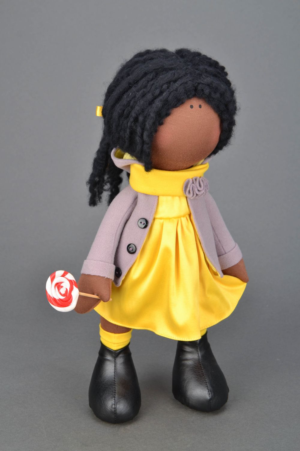 Muñeca de autor con traje amarillo foto 3