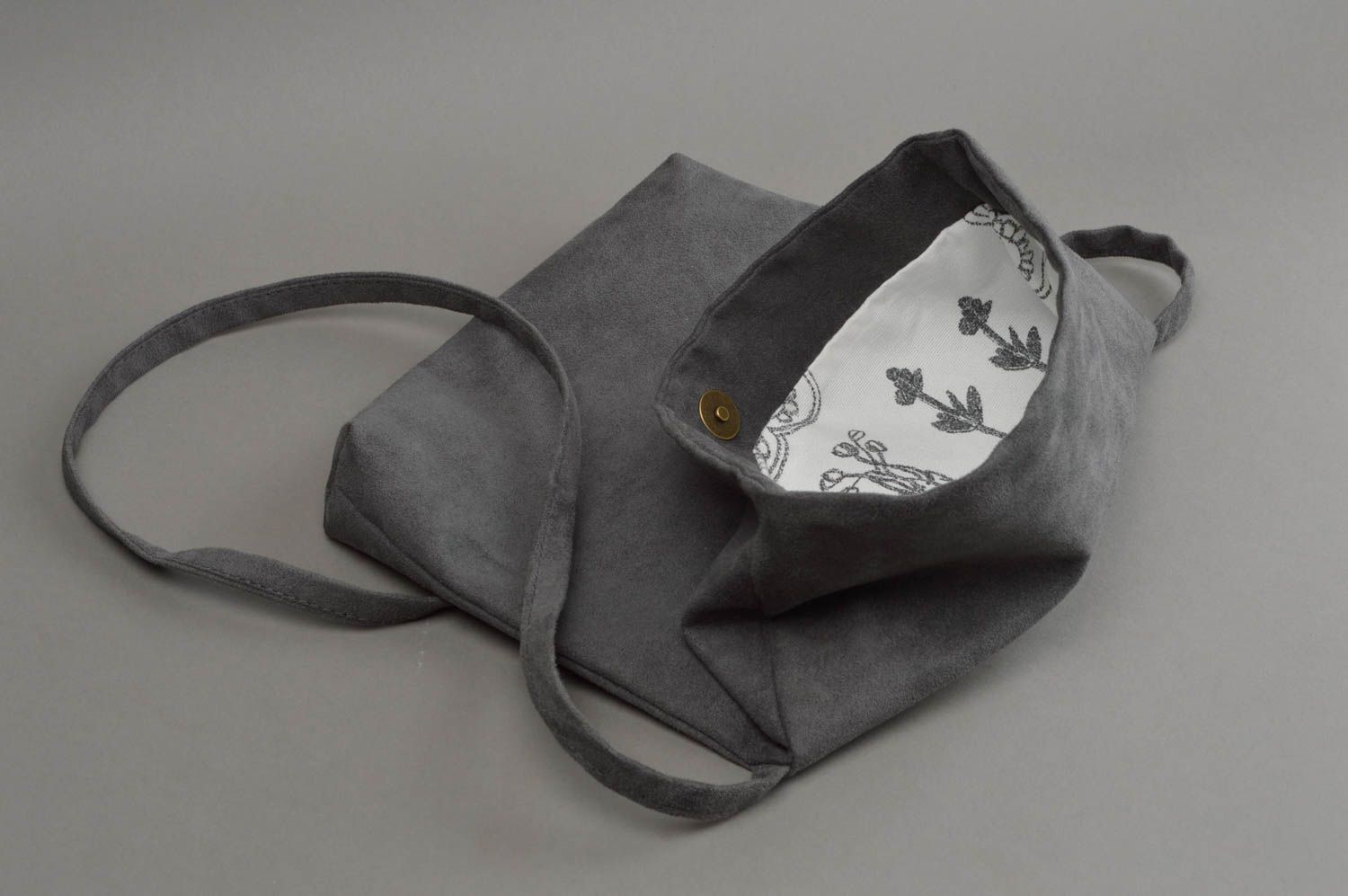Kleine originelle bequeme graue Tasche handmade aus künstlichem Wildleder foto 3