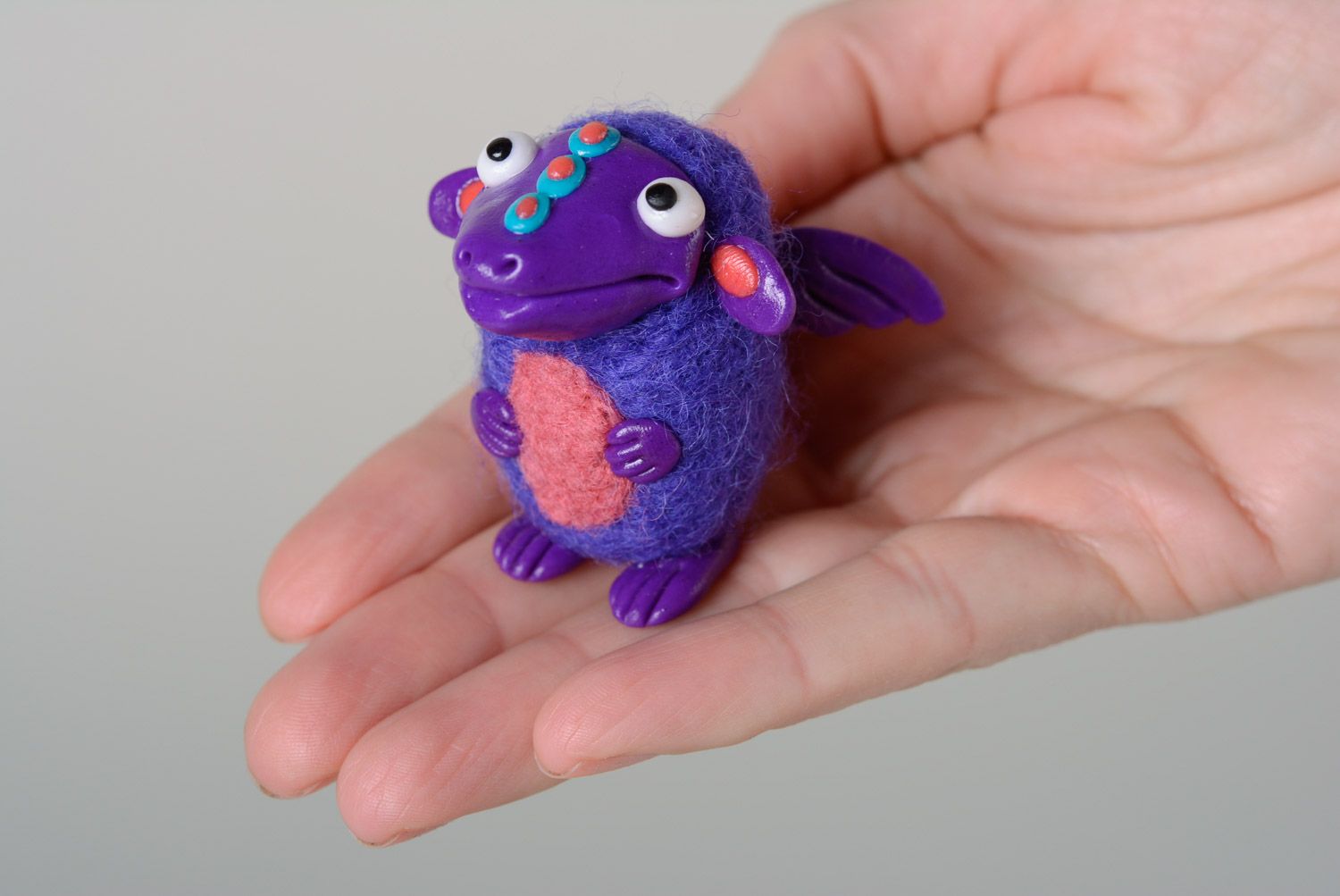 Figura de lana artesanal en miniatura en técnica de fieltro Dragón azul foto 3