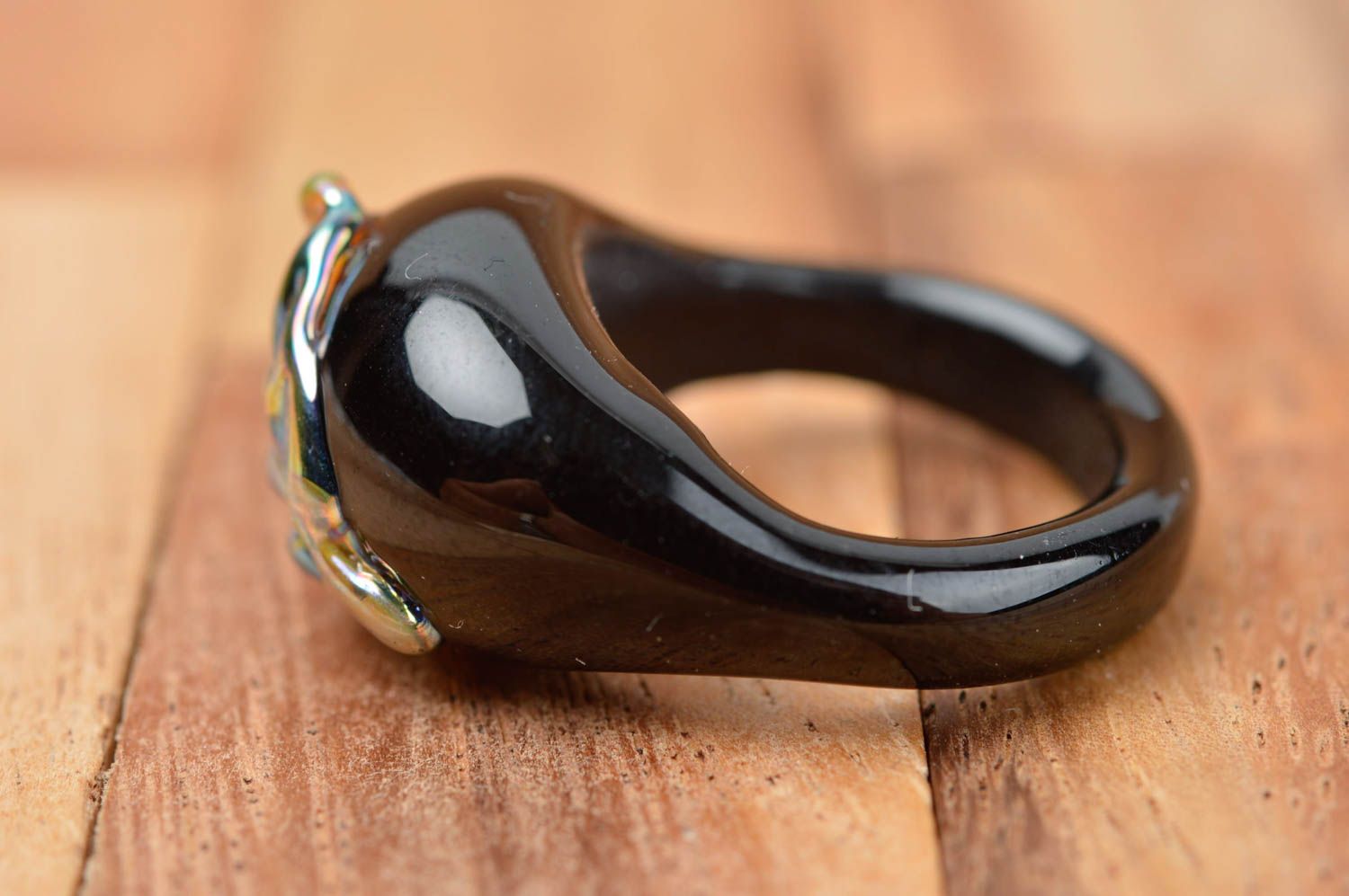 Кольцо ручной работы кольцо из стекла дизайнерское украшение черное с листиком фото 2