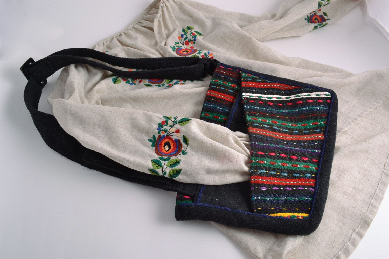 Bolso de lana artesanal con correa larga de estilo casual  foto 1