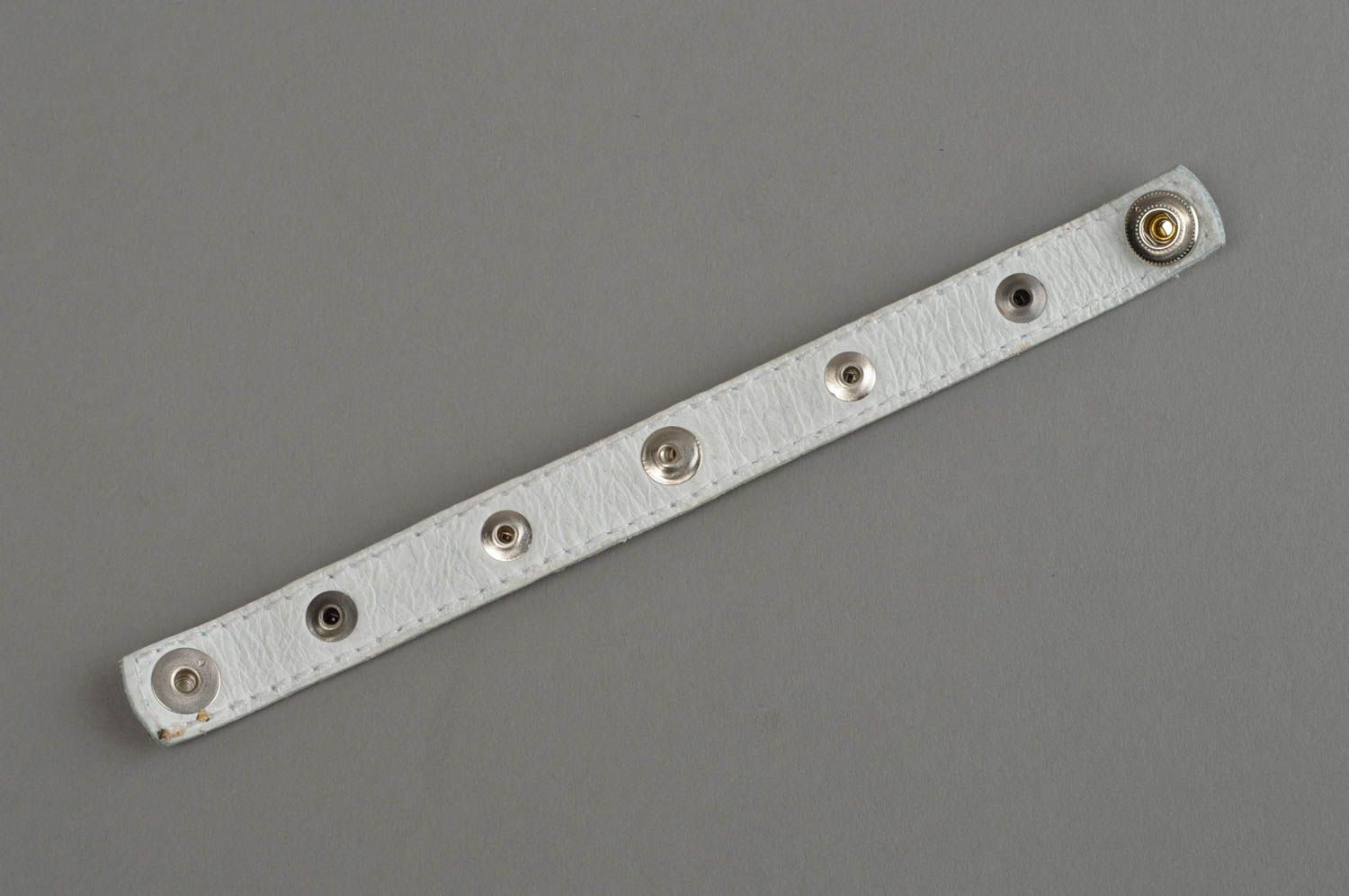 Künstlerisches Armband aus Leder in Weiß und Metall Knopf dünn Handarbeit  toll foto 8