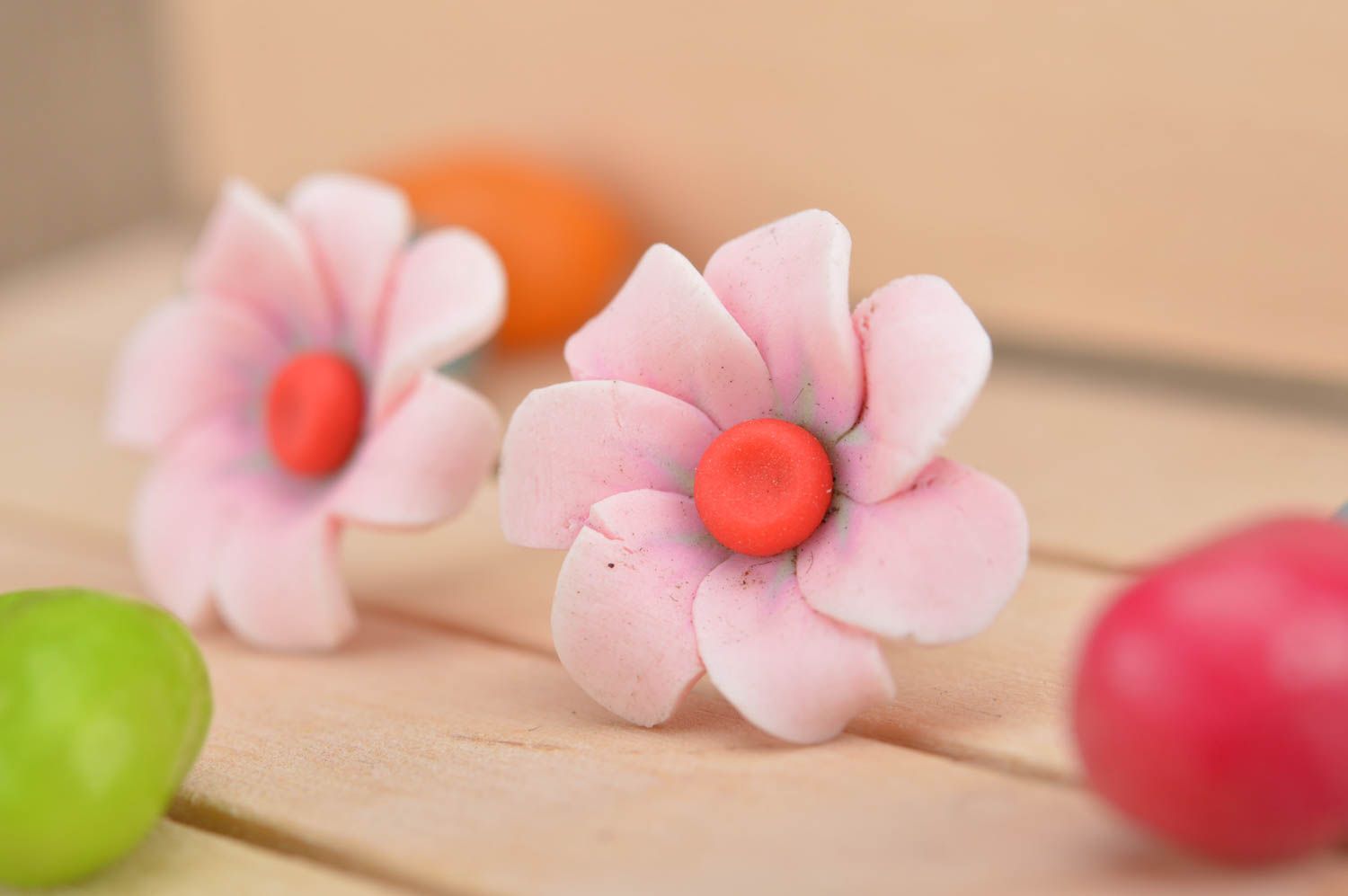 Pendientes con flores de arcilla polimérica rosados originales hermosos foto 1