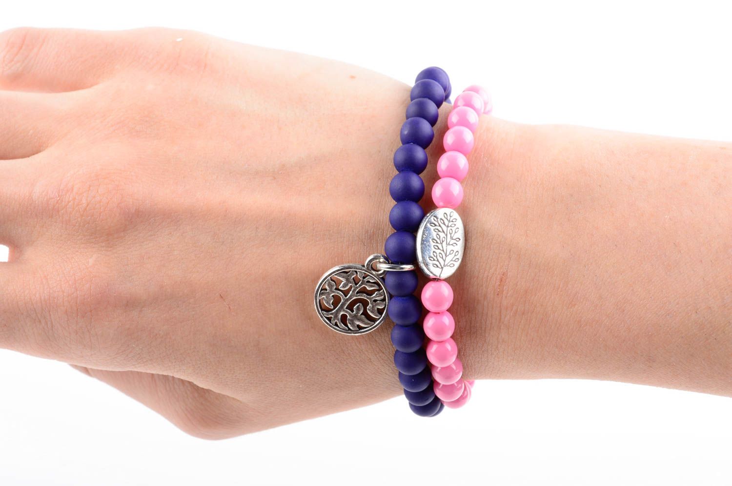 Набор браслетов из бусин ручной работы 2 штуки женские розовый и фиолетовый фото 4
