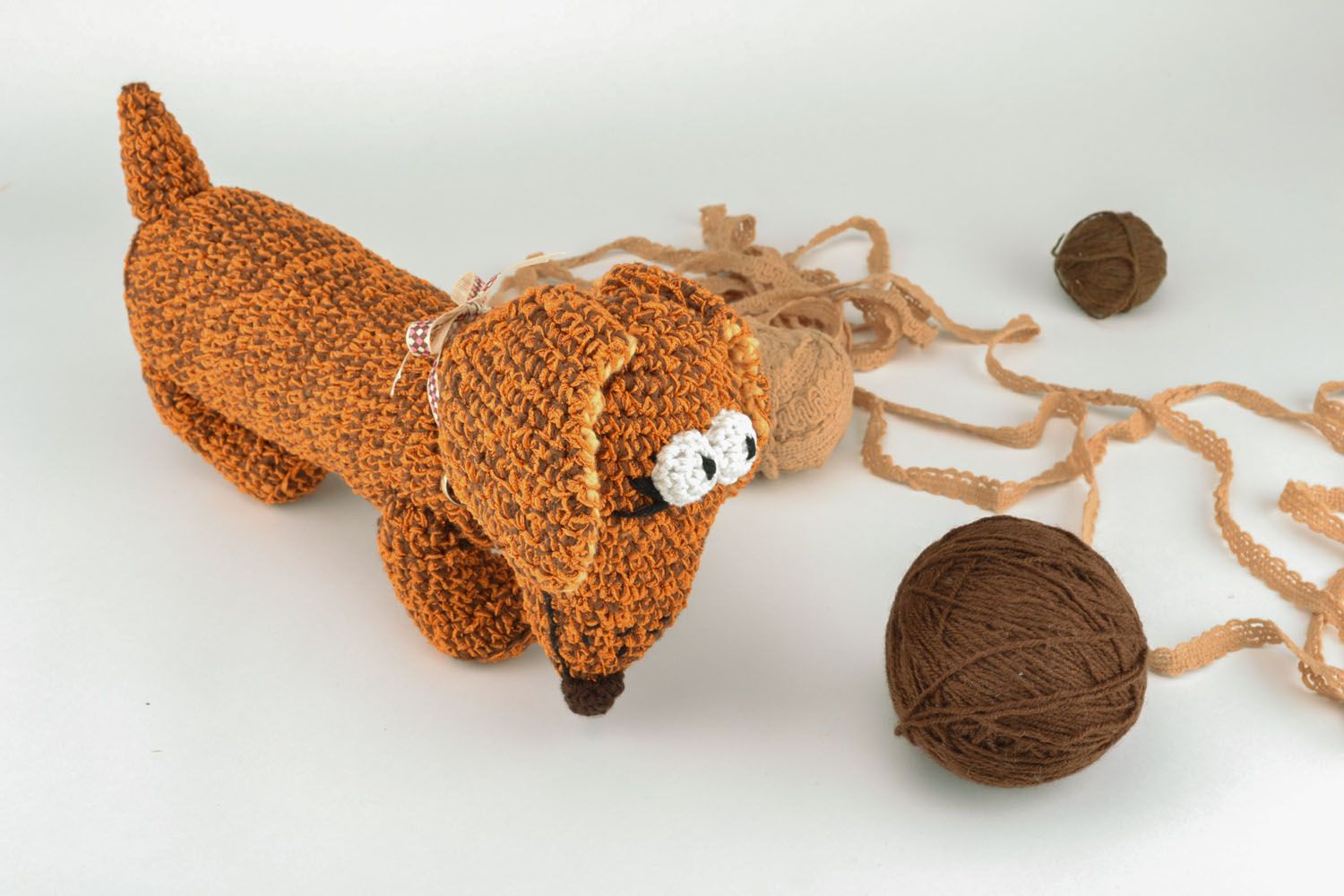 Brinquedo de malha tricotado com gancho Basset hound foto 1