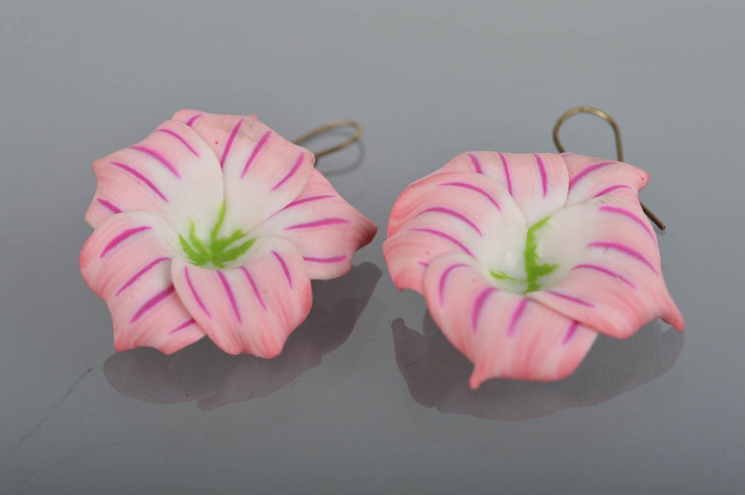 Серьги из подвесками в виде цветов из полимерной глины розовые нежные небольшие фото 2