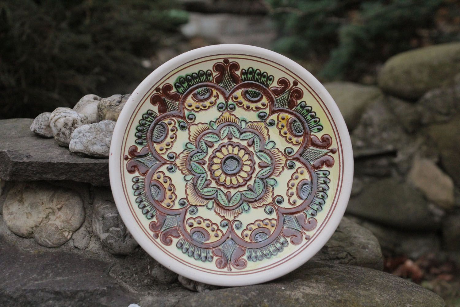 Декоративная тарелка с орнаментом фото 1