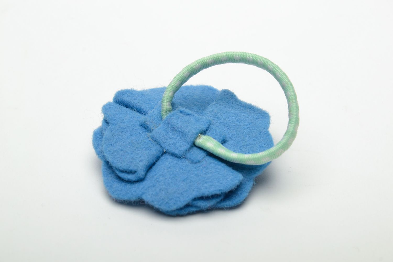 Goma para pelo con flor de fieltro azul foto 5