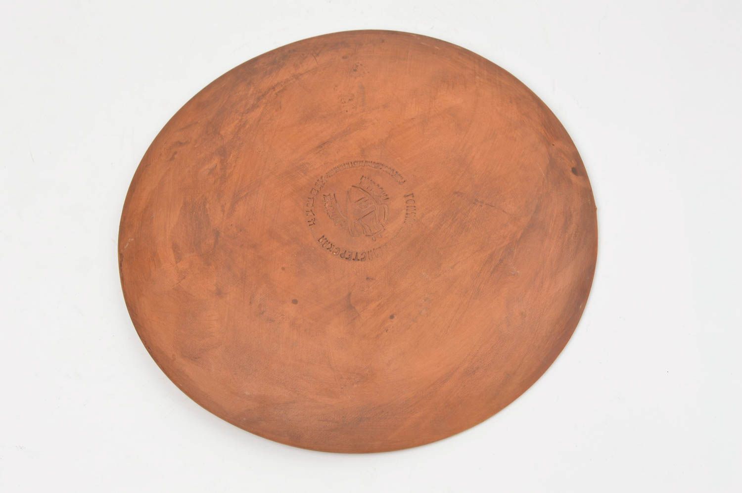 Красивая круглая керамическая тарелка из красной глины с цветочным узором  фото 4