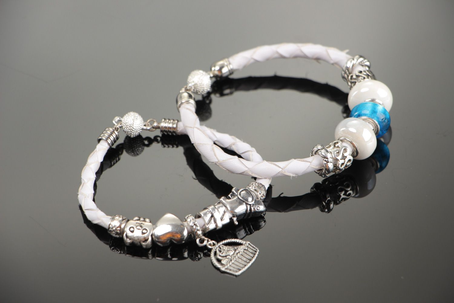 Handgemachtes Armbänder Set aus Kunstleder 2 Stück mit Perlen und Anhängern Geschenk Frau foto 1