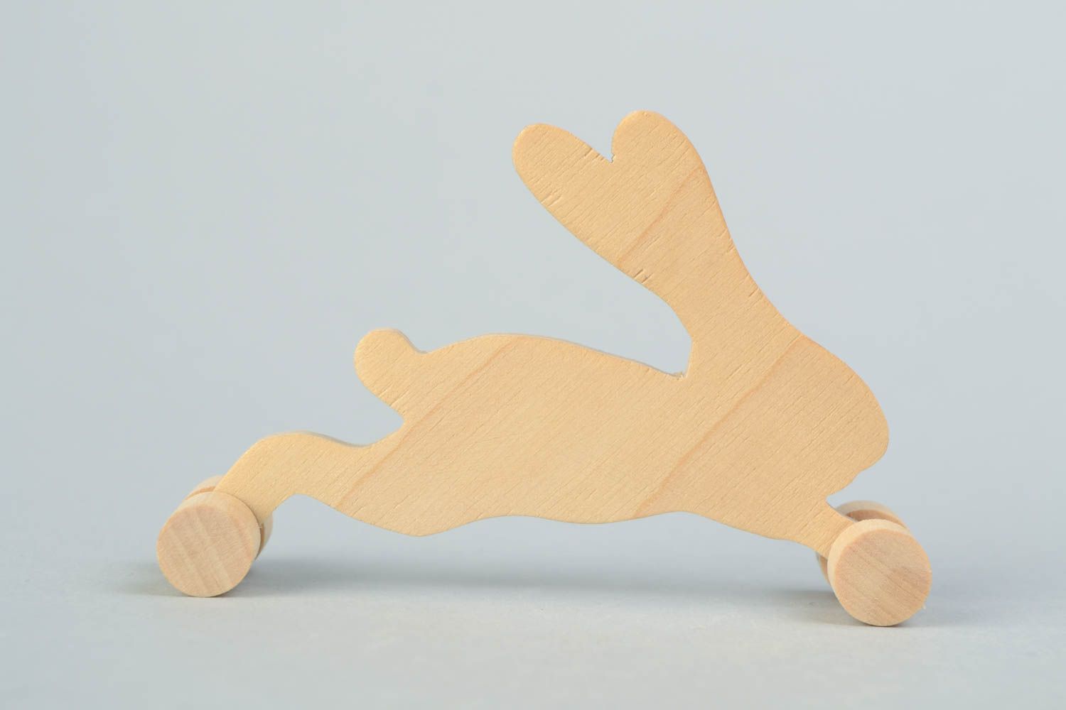 Заготовка для творчества из дерева ручной работы резная игрушка кролик на колесах фото 3