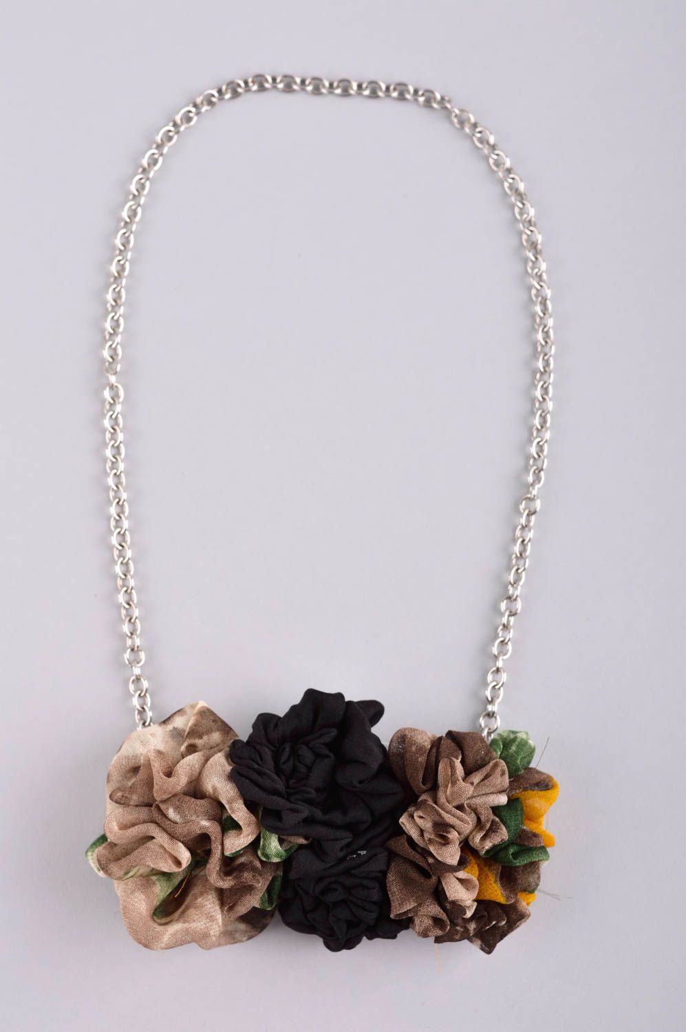 Dünnes Haarband handgeschaffen Haarband mit Blumen stilvoll Accessoire für Haare foto 4