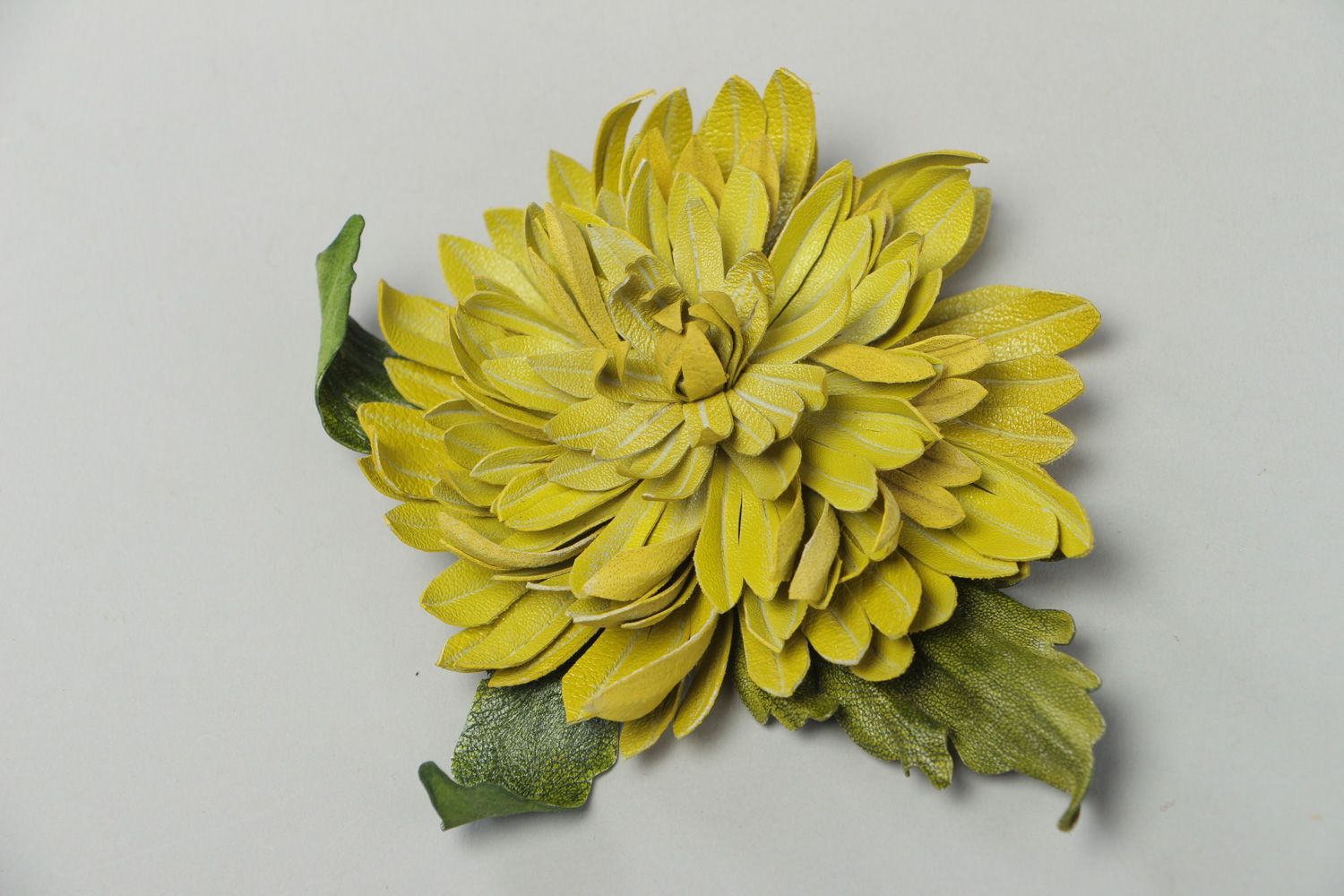 Желтая брошь из натуральной кожи в виде цветка крупная яркая фото 1