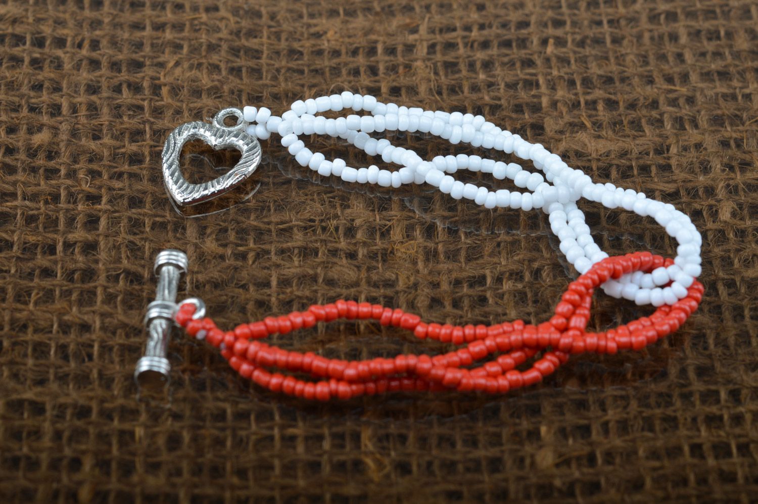 Тонкий браслет из чешского бисера ручной работы красный с белым женский фото 2