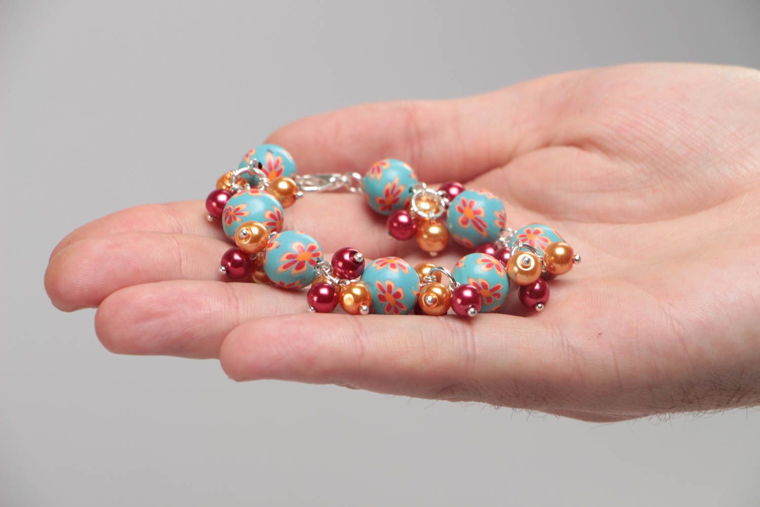 Handmade children's plastic bracelet with ceramic pearls photo 5
