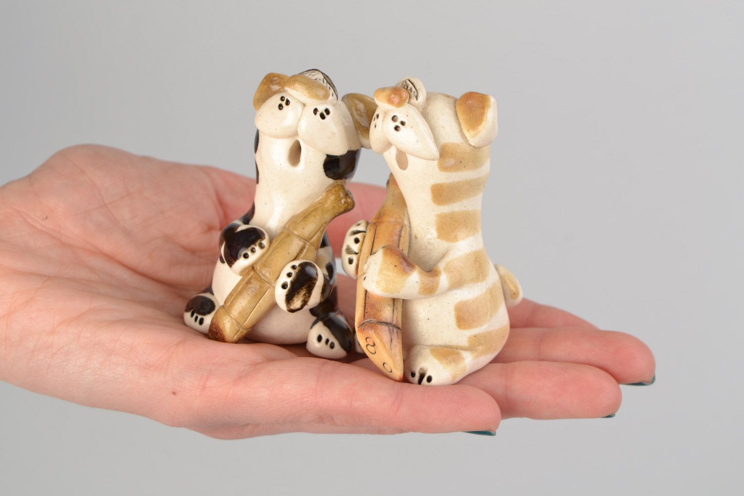 Künstler handmade Deko Figuren aus Ton mit Glasur bemalt Katzen mit Wurst 2 Stück  foto 2