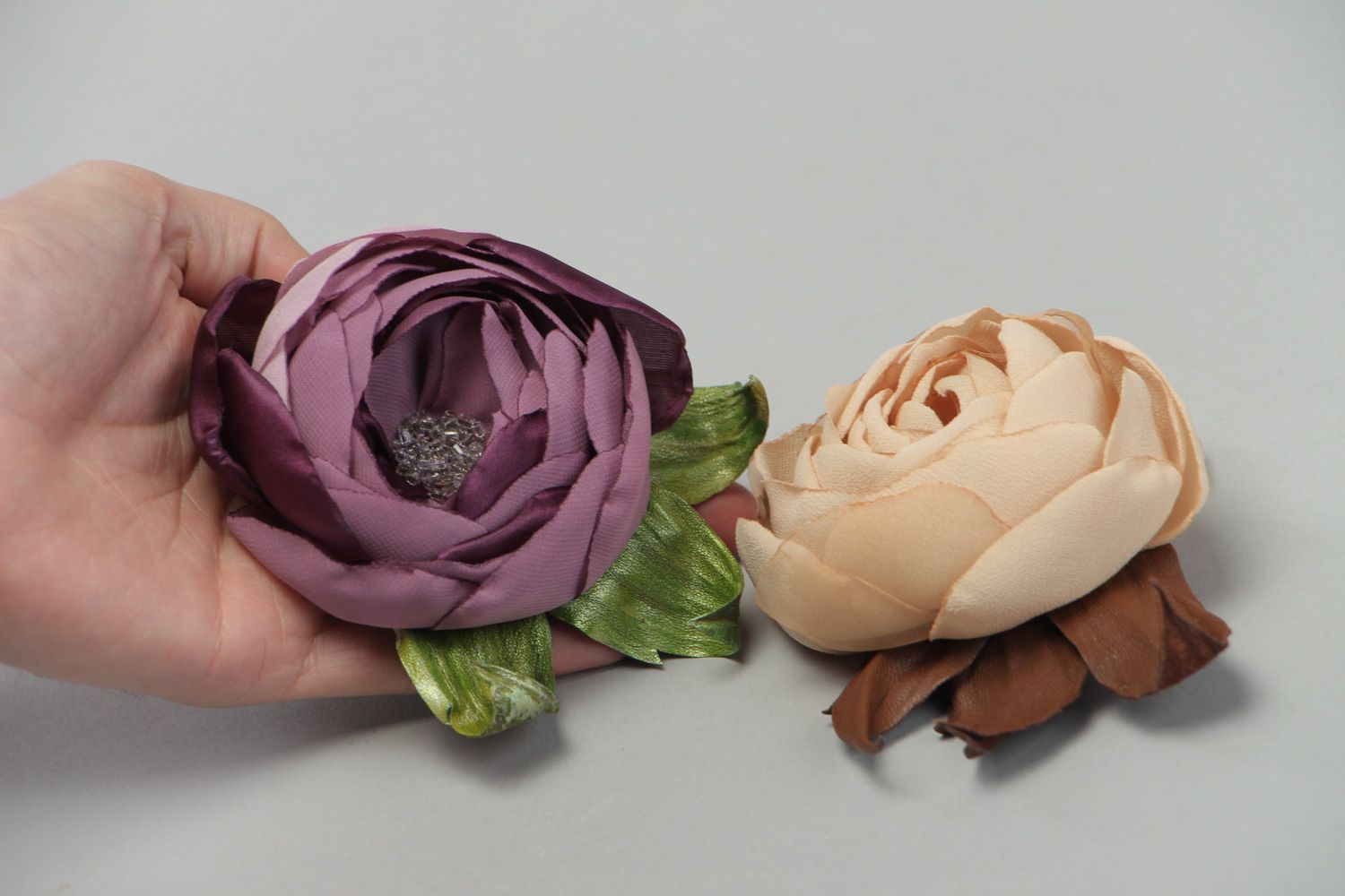Conjunto de broches de tela artesanal de mujer con forma de flores con hojas de cuero de color lila y crema 2 piezas foto 4
