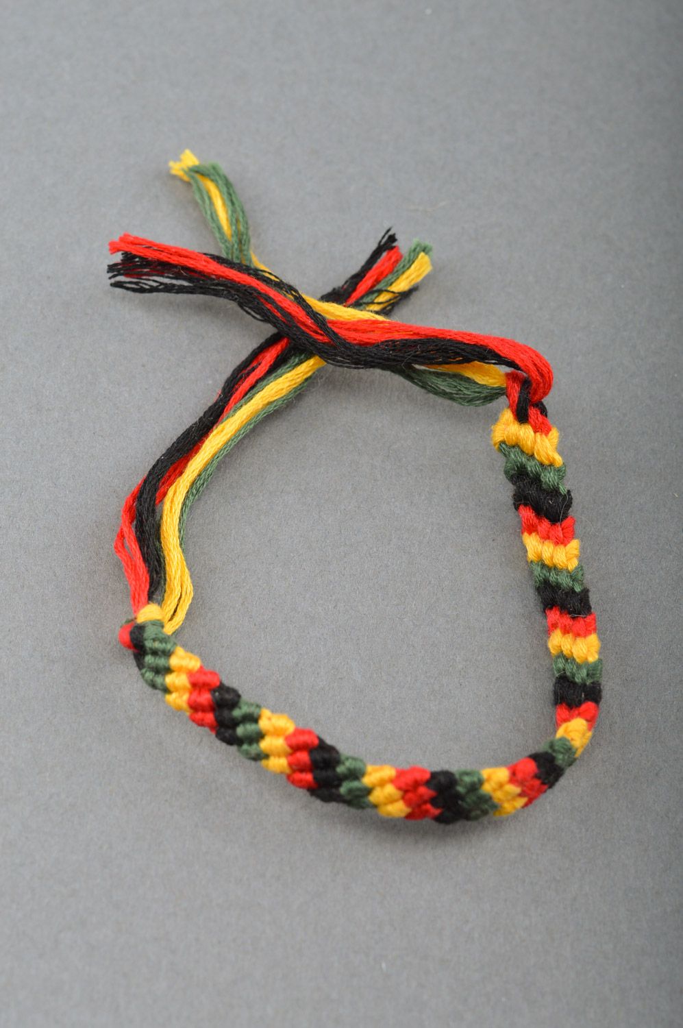 Тонкий браслет из ниток мулине фенечка на руку плетеный вручную разноцветный фото 2
