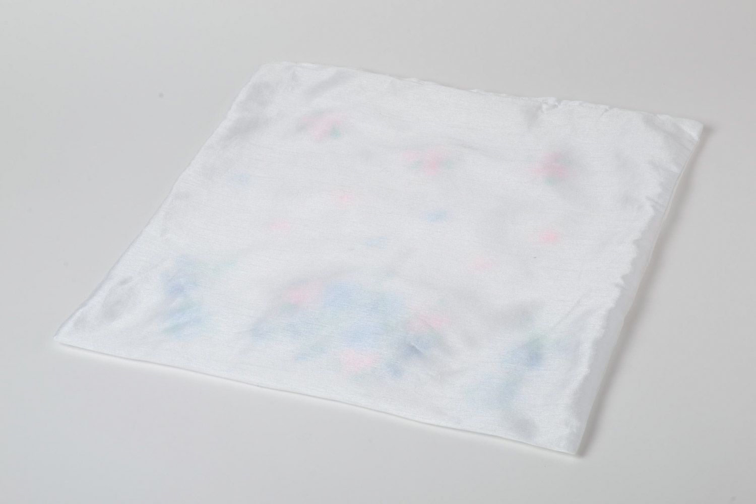 Schöner weißer Kissenbezug handmade mit Stickerei aus echten Stoffen für Interieur foto 5