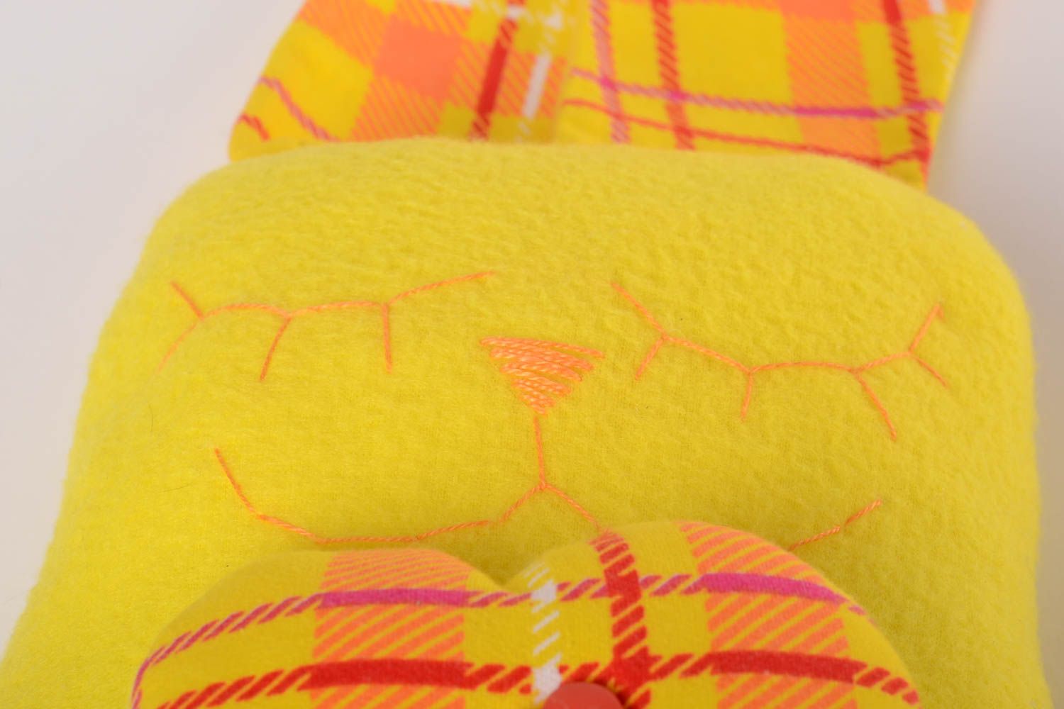 Kuschel Tier handmade gelbes Stoff Kuscheltier aus Filz Geschenk für Kinder  foto 5