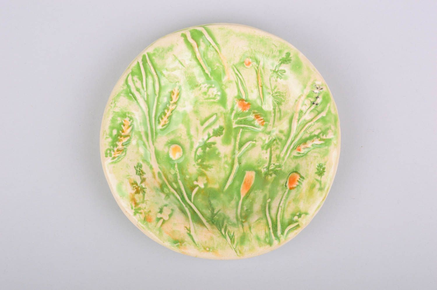 Керамическая тарелка расписанная глазурью с растительными узорами ручной работы фото 1