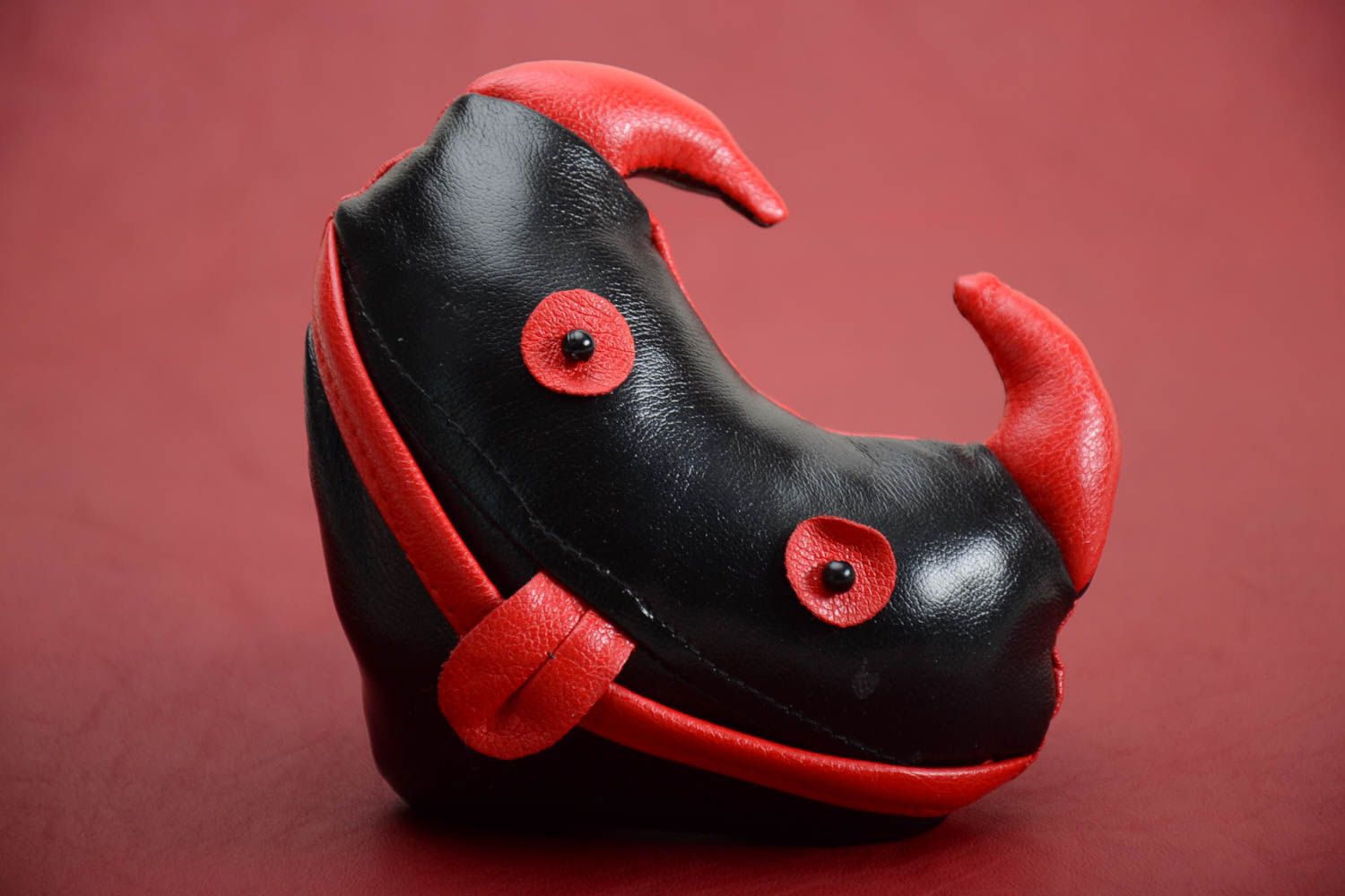 Handmade schwarzes Kuscheltier Herz aus Leder Haus Deko kreatives Spielzeug  foto 1