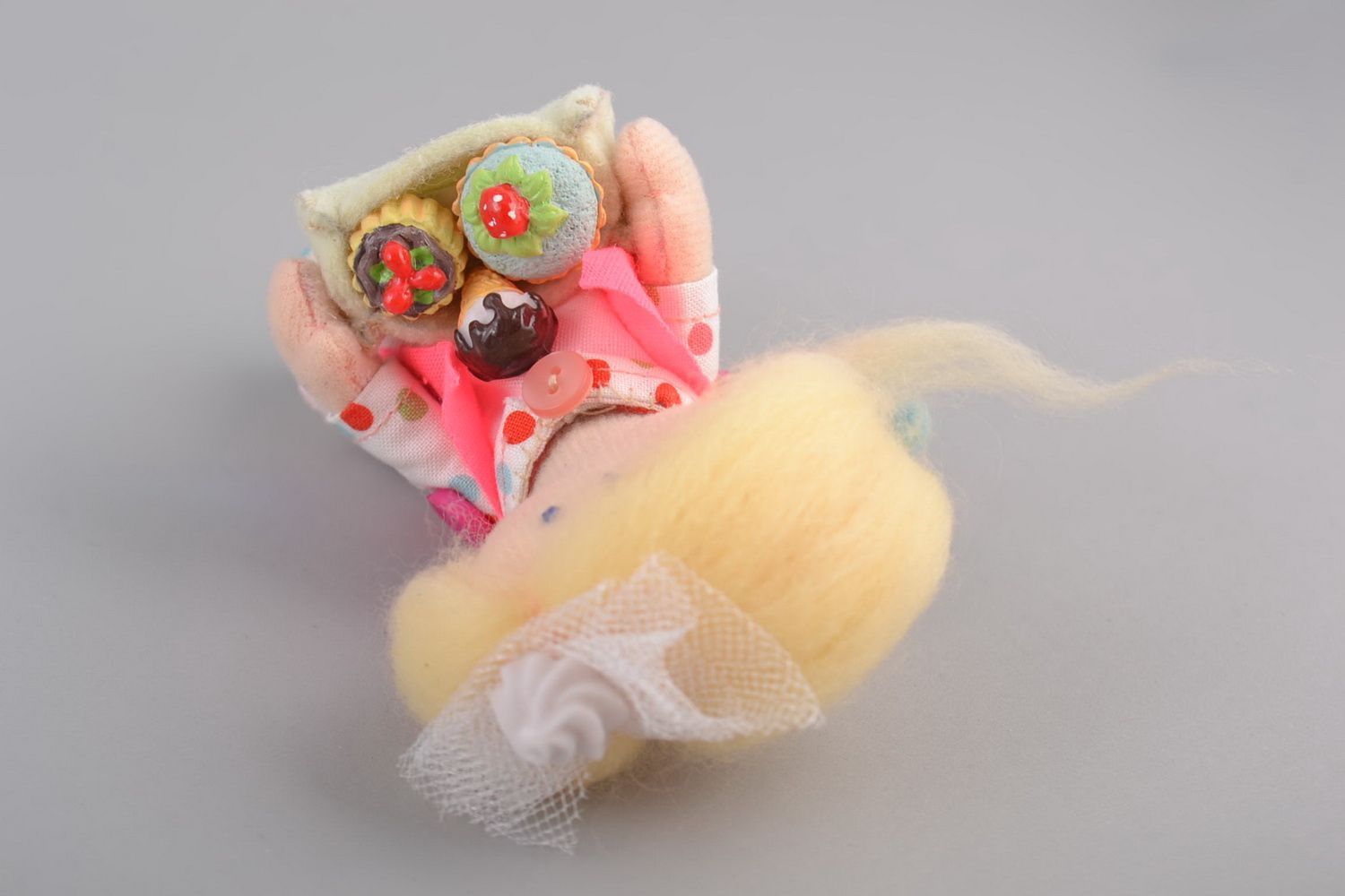 Muñeca de peluche de fieltro juguete artesanal para interior Niña con dulces foto 4