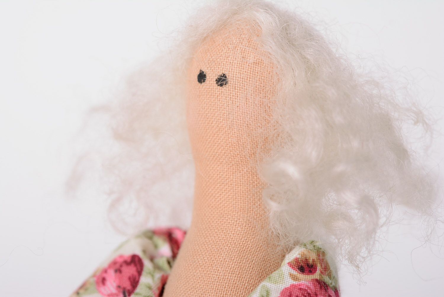 Schöne interessante handgefertigte künstlerische Puppe aus Textil mit Untersatz  foto 3