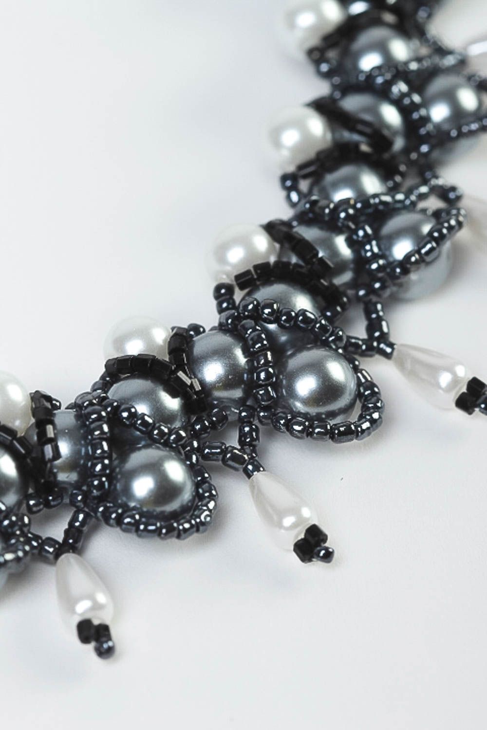 Damen Modeschmuck handmade Halskette aus Rocailles originelles Geschenk in Grau foto 2