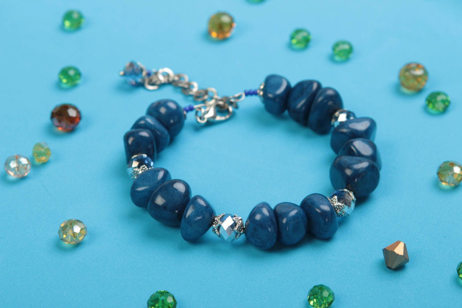 Blaues schönes originelles handgemachtes Armband mit Naturstein und Glasperlen foto 1