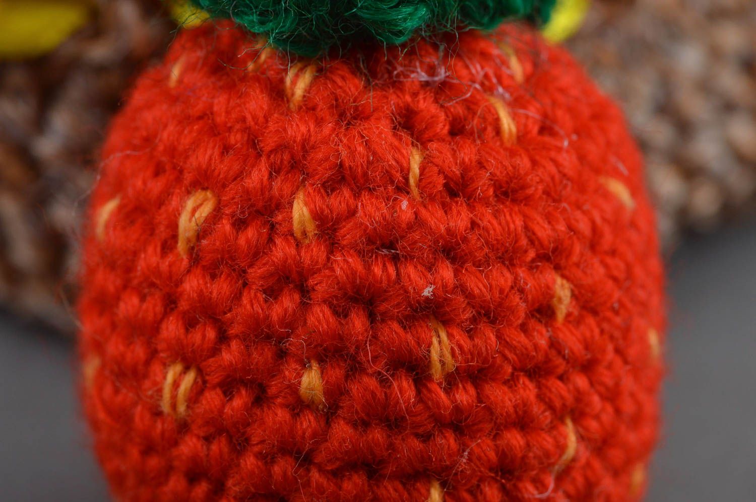 Jouet tricoté en mi-laine de petite taille fait main pour enfant Fraise rouge photo 2
