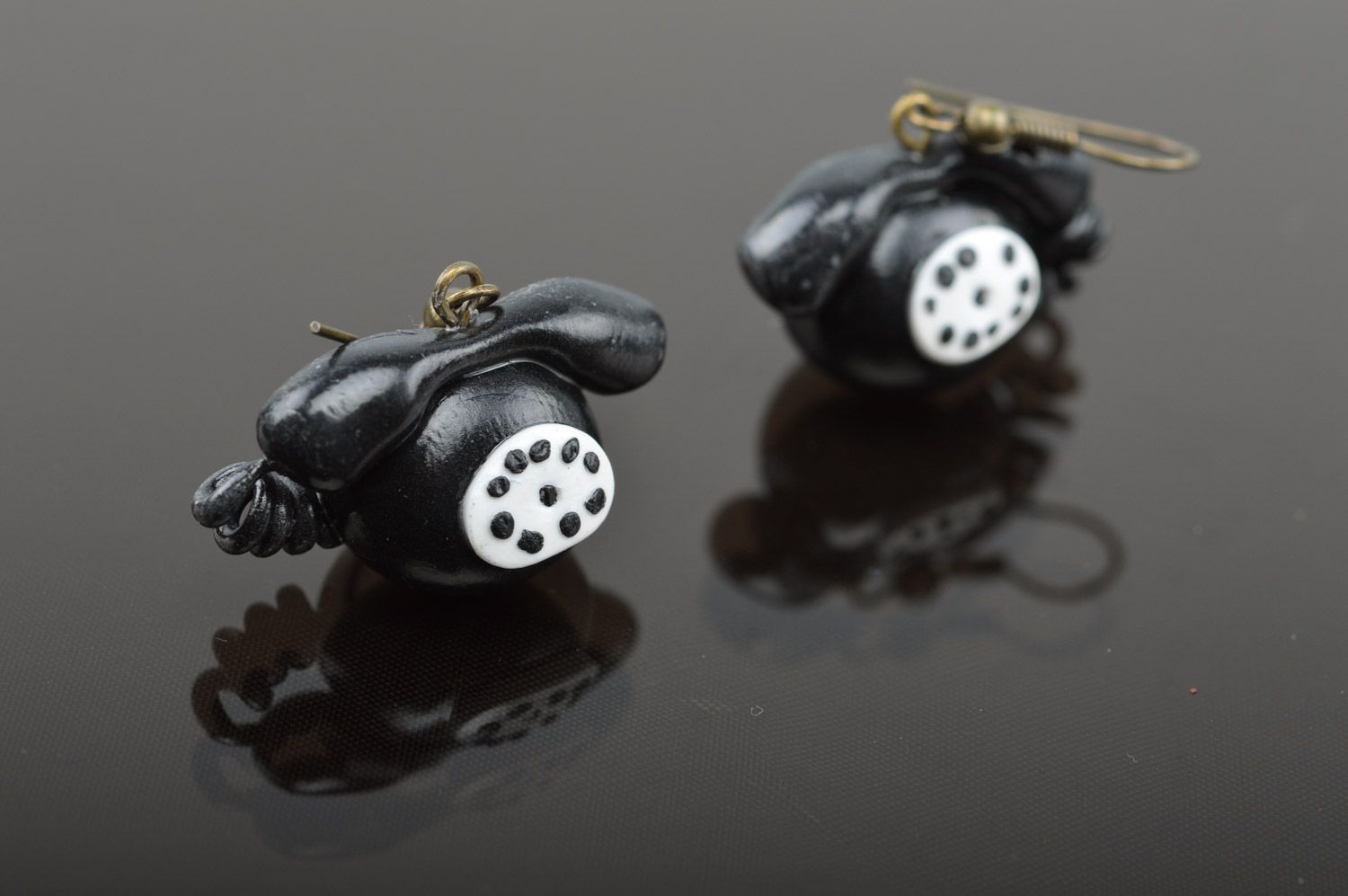 Handgemachte Ohrringe aus Ton mit Anhängern Telefonapparaten in Schwarz und Weiß foto 2
