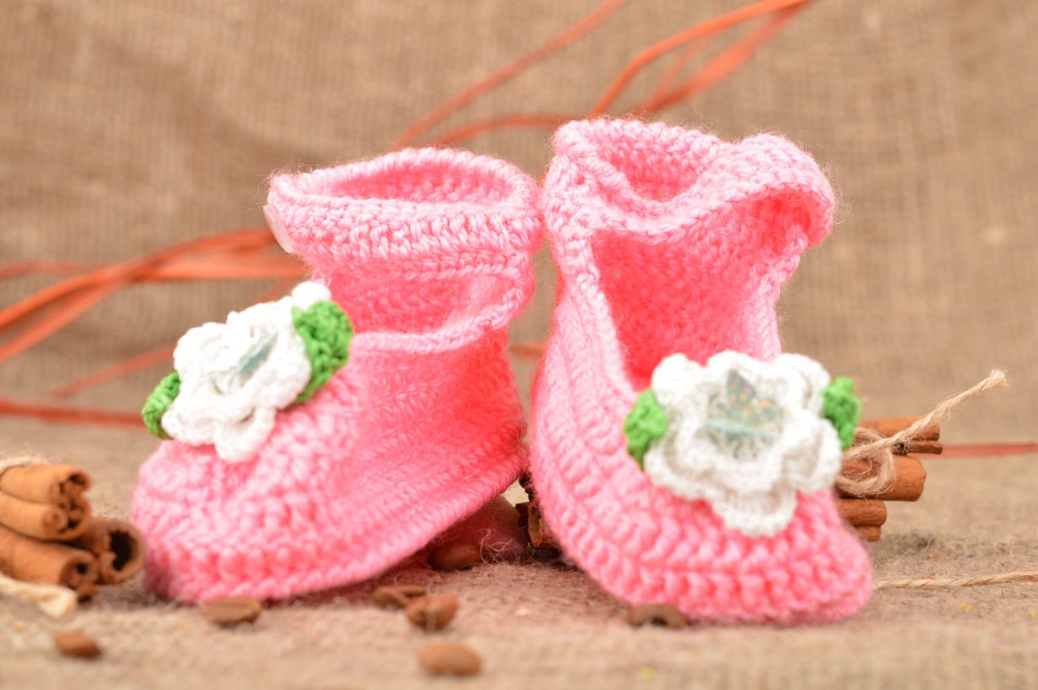 Schöne originelle rosafarbige gehäkelte Babyschuhe aus Baumwolle für Mädchen foto 1