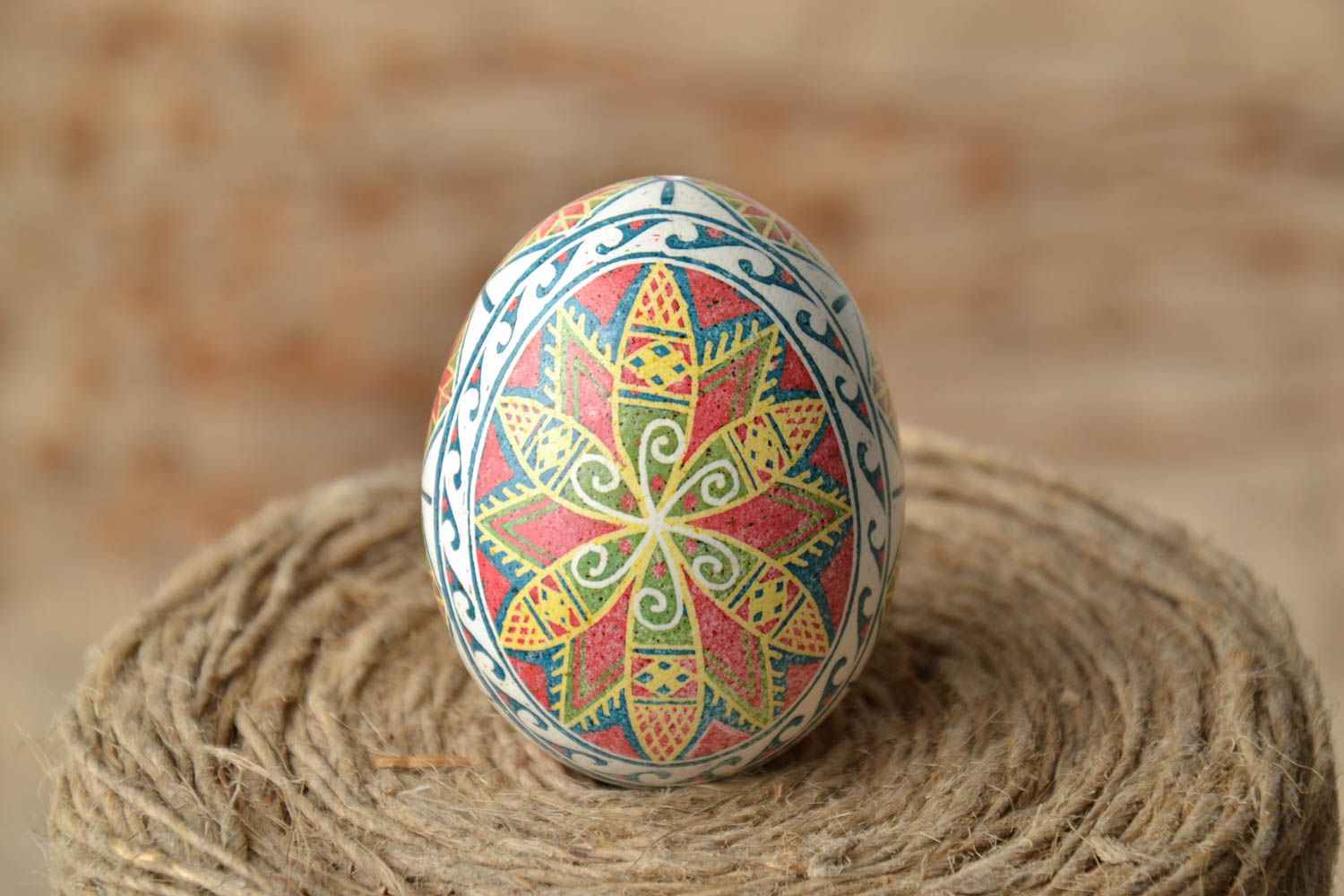 Oeuf de Pâques décoratif multicolore aux motifs ukrainiens peint à la main photo 1