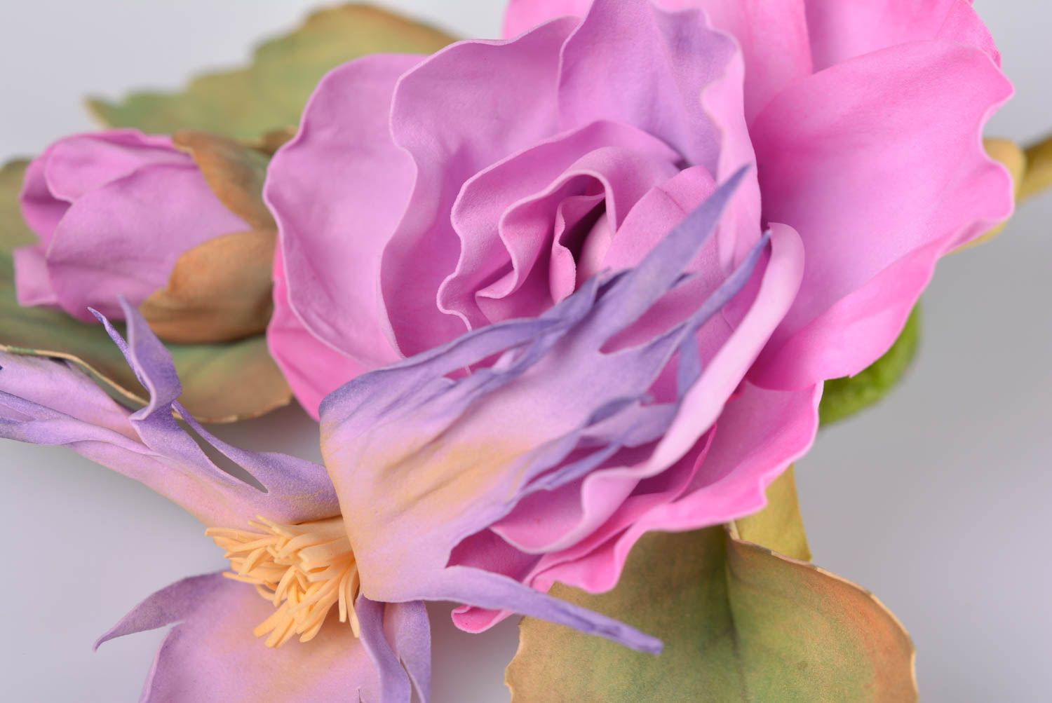 Wunderschöne frauliche handgemachte Brosche mit Blumen aus Foamiran in Rosa foto 3