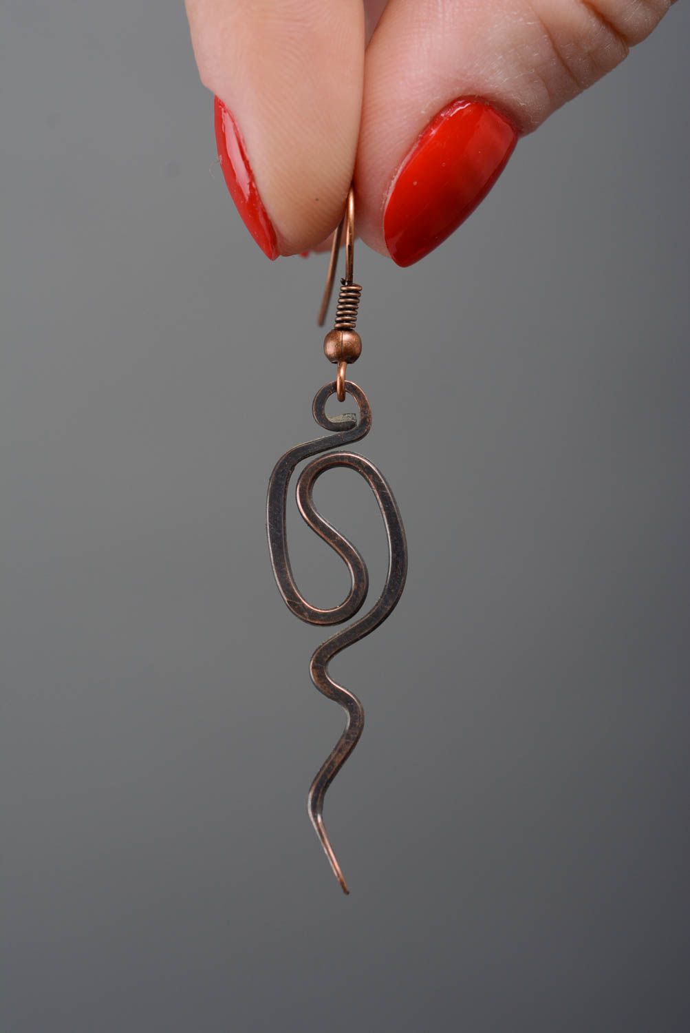 Lange stilvolle handmade Ohrringe aus Kupfer mit Anhängern Wire Wrap Technik  foto 3