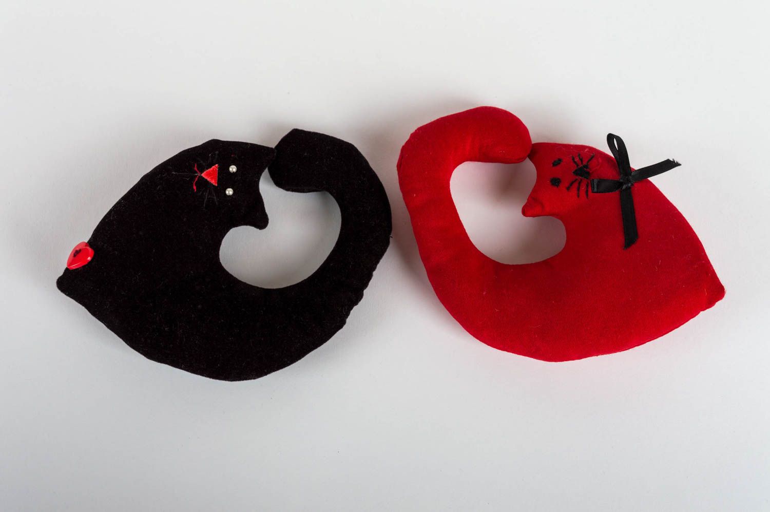 Peluches chats 2 pièces décoratives rouge et noire en velours faites main photo 4