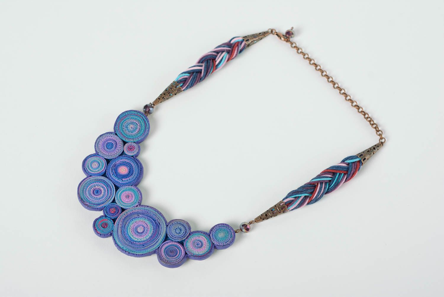 Collar hecho a mano de arcilla polimérica de color azul con cordones artesanal foto 2
