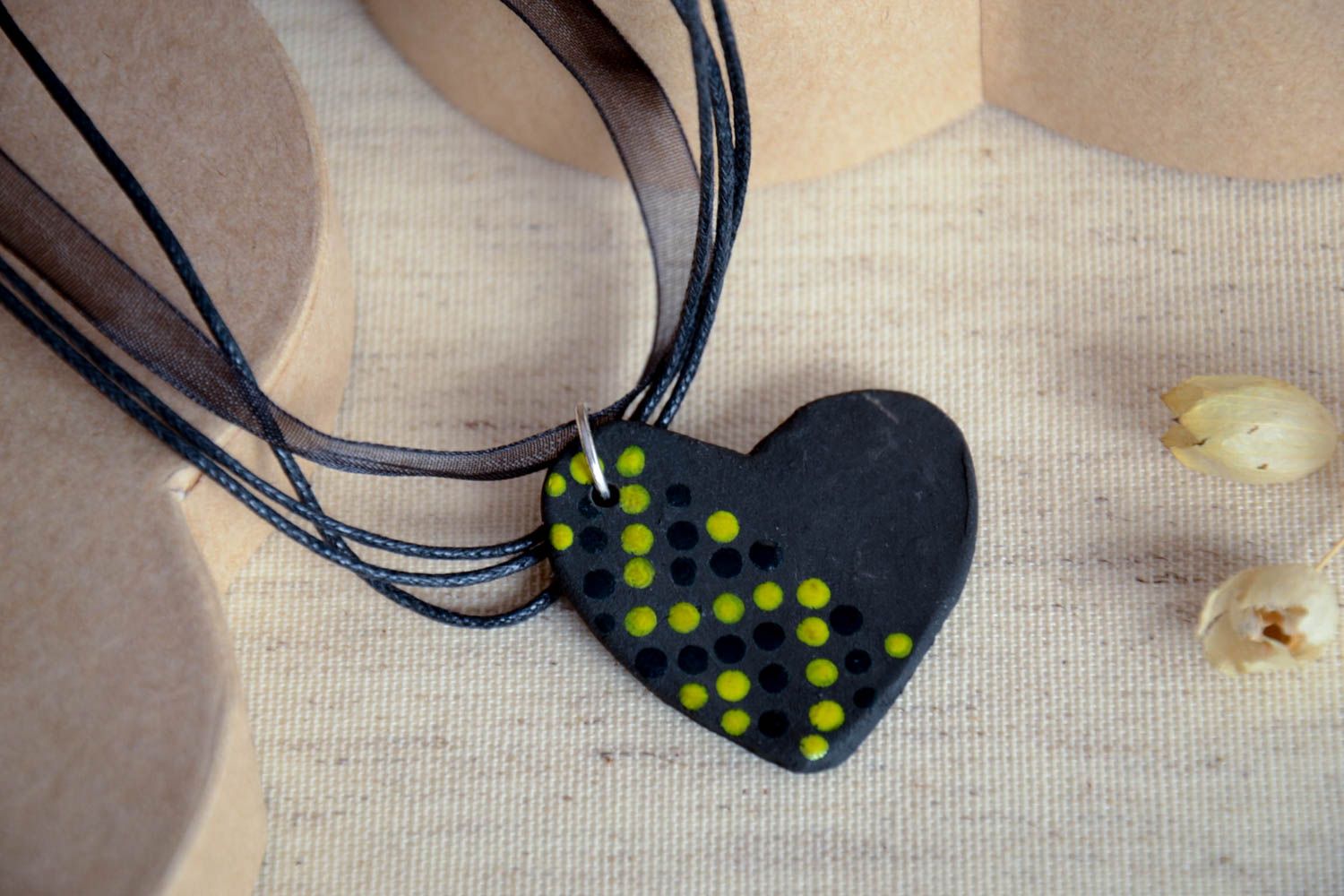 Керамическое украшение кулон ручной работы украшение на шею сердечко черное фото 1