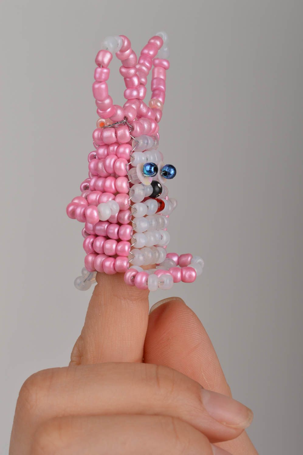 Пальчиковая игрушка заяц из китайского бисера для детей от 2х лет ручная работа фото 5