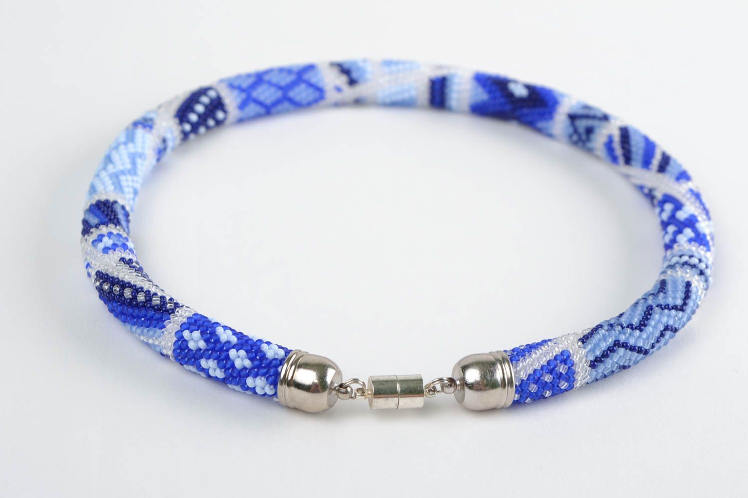 Collar de abalorios tejido a ganchillo artesanal original azul para mujer  foto 5