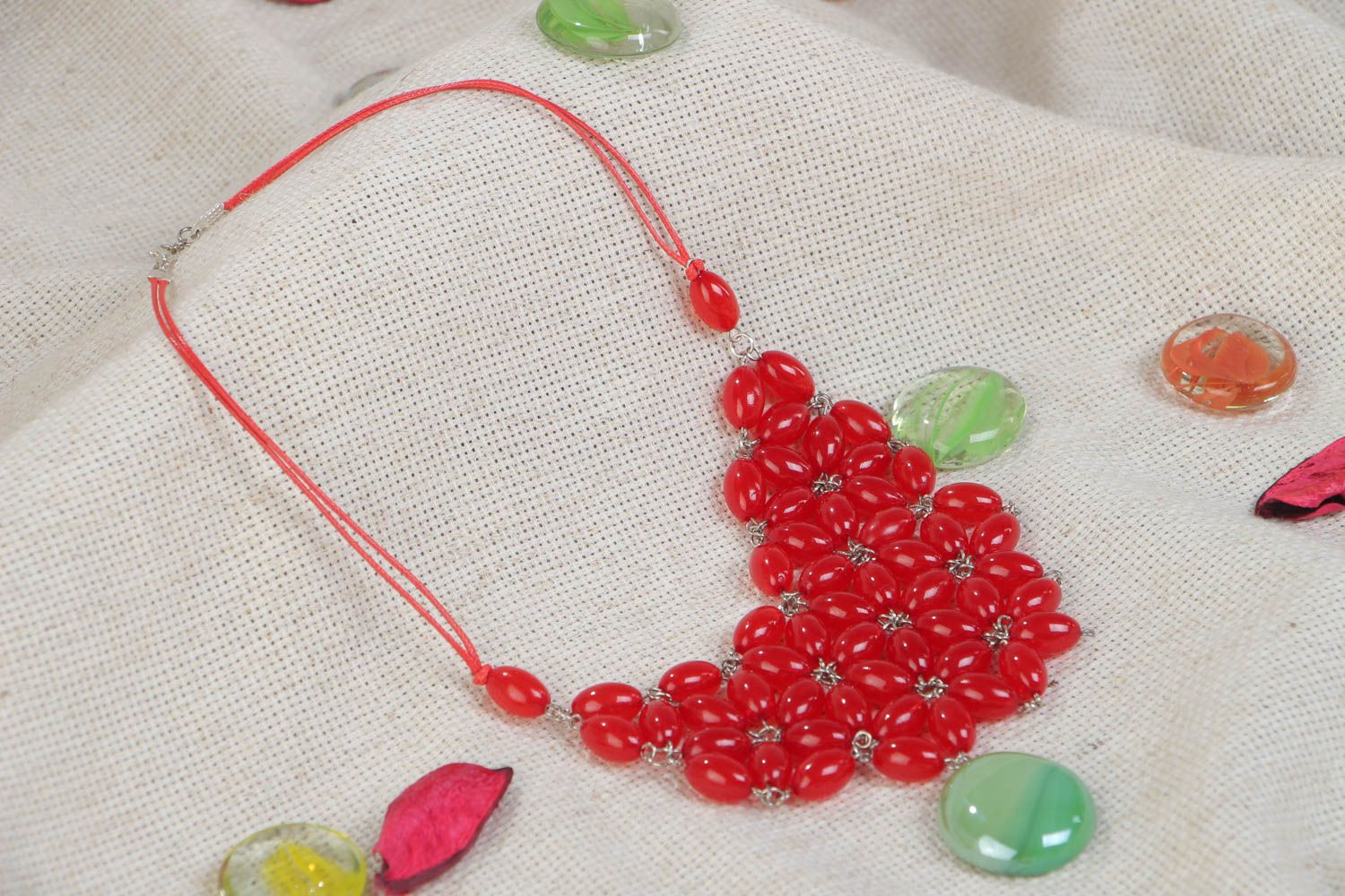 Collier de perles en plastique rouge sur cordelette faite main pour femme photo 1