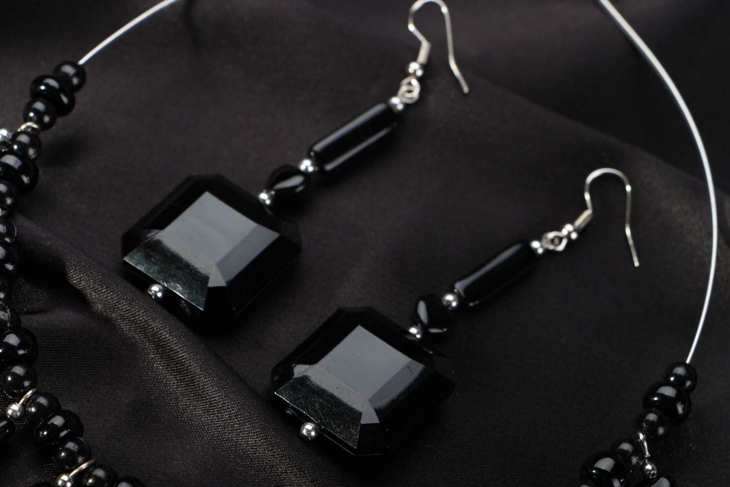 Necklace and earrings in black photo 3