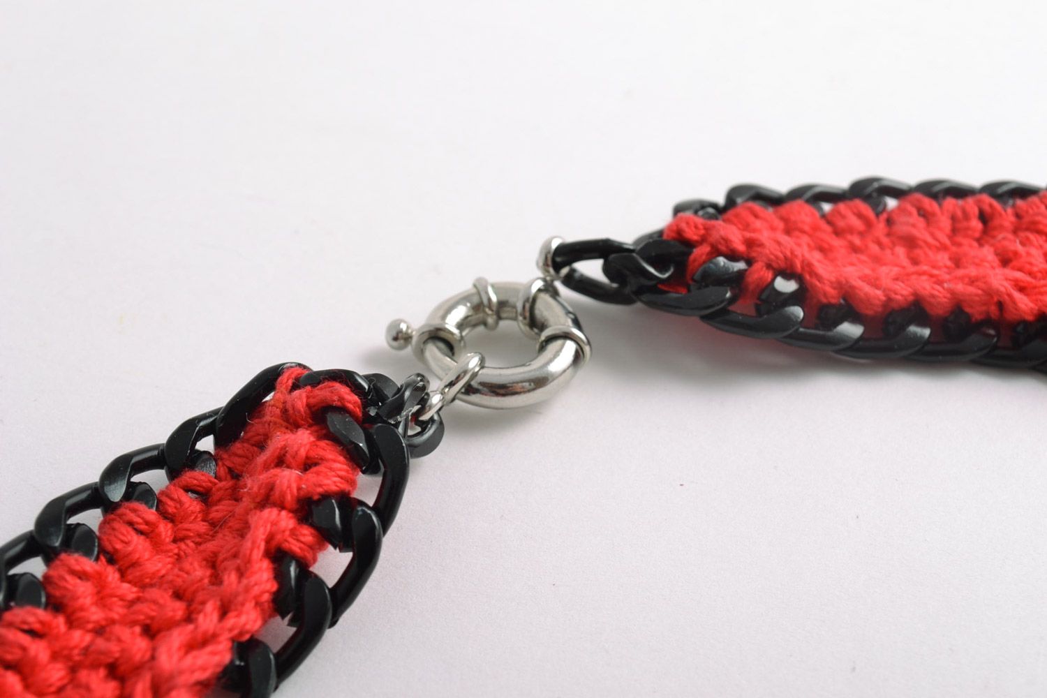 Joli collier tricoté rouge noir avec pierres naturelles fait main bijou sobre photo 3